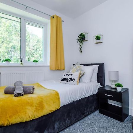 Stylish Four Bedroom House In St Helens By Eason Stays, For Contractors Digs And Weekend Stays, With Free Parking Exterior foto
