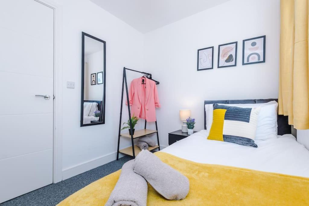 Stylish Four Bedroom House In St Helens By Eason Stays, For Contractors Digs And Weekend Stays, With Free Parking Exterior foto