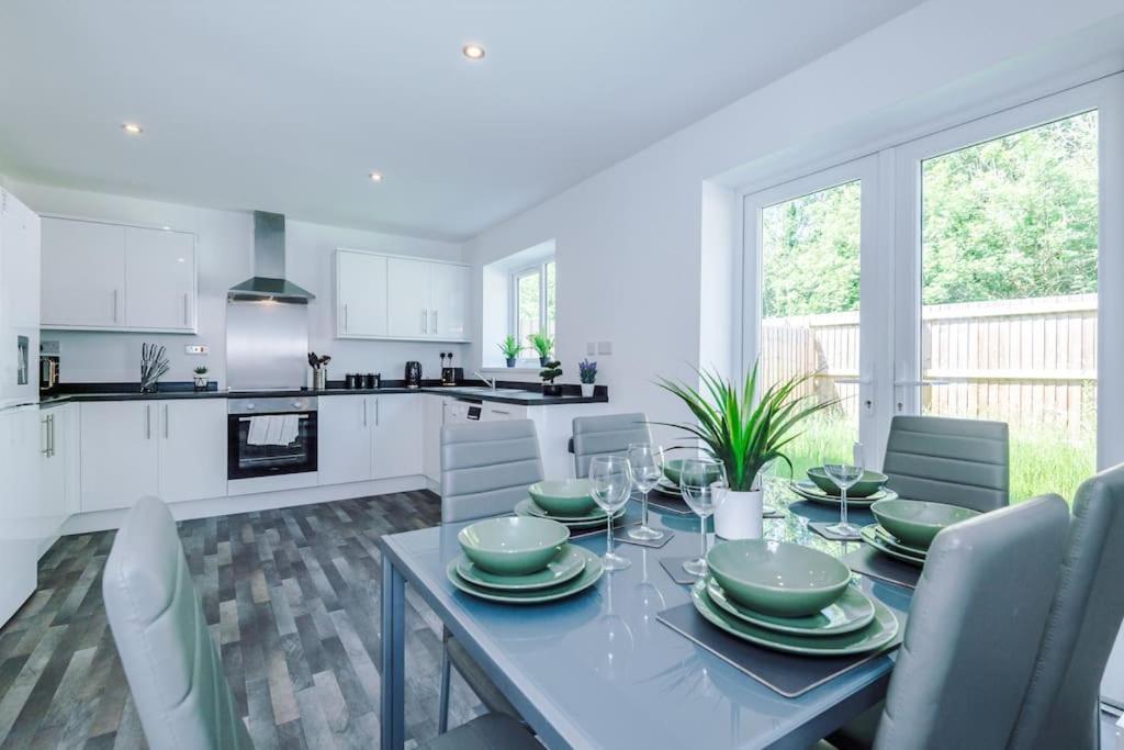 Stylish Four Bedroom House In St Helens By Eason Stays, For Contractors Digs And Weekend Stays, With Free Parking Exterior foto