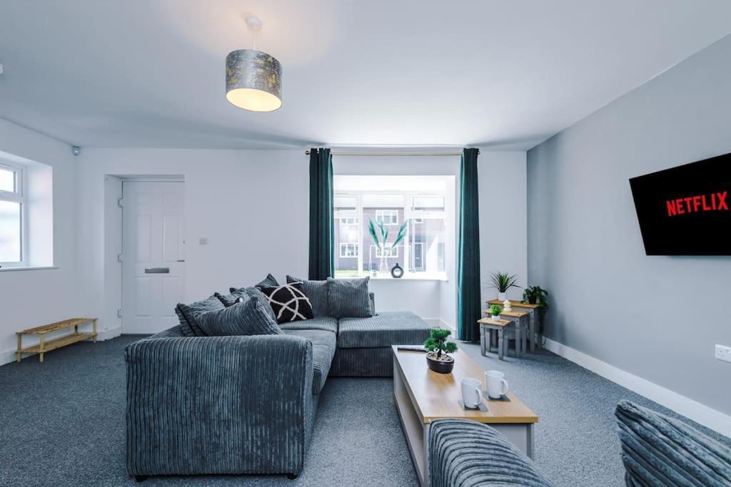 Stylish Four Bedroom House In St Helens By Eason Stays, For Contractors Digs And Weekend Stays, With Free Parking Exterior foto