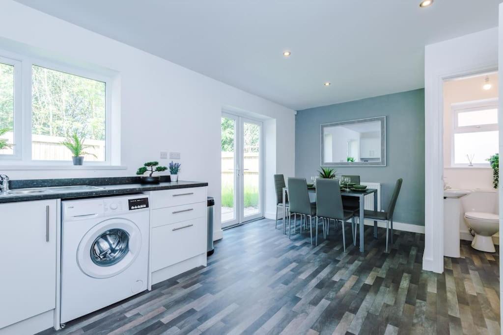 Stylish Four Bedroom House In St Helens By Eason Stays, For Contractors Digs And Weekend Stays, With Free Parking Exterior foto