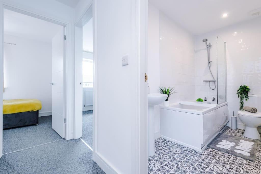 Stylish Four Bedroom House In St Helens By Eason Stays, For Contractors Digs And Weekend Stays, With Free Parking Exterior foto