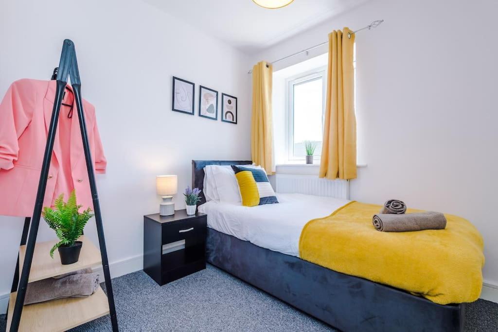 Stylish Four Bedroom House In St Helens By Eason Stays, For Contractors Digs And Weekend Stays, With Free Parking Exterior foto