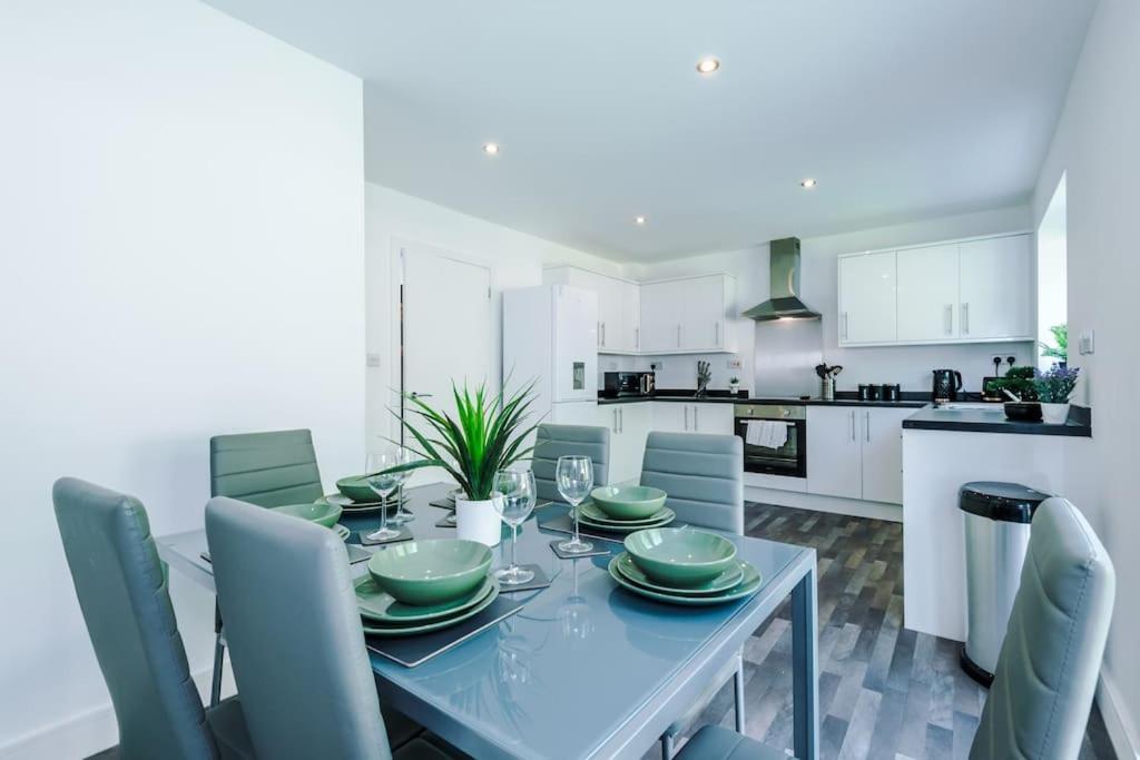 Stylish Four Bedroom House In St Helens By Eason Stays, For Contractors Digs And Weekend Stays, With Free Parking Exterior foto